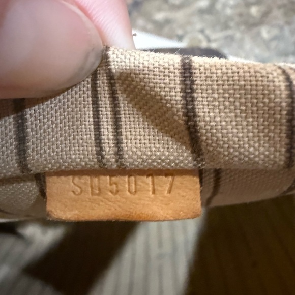 Louis Vuitton Neverfull MM - Picture 12 of 15